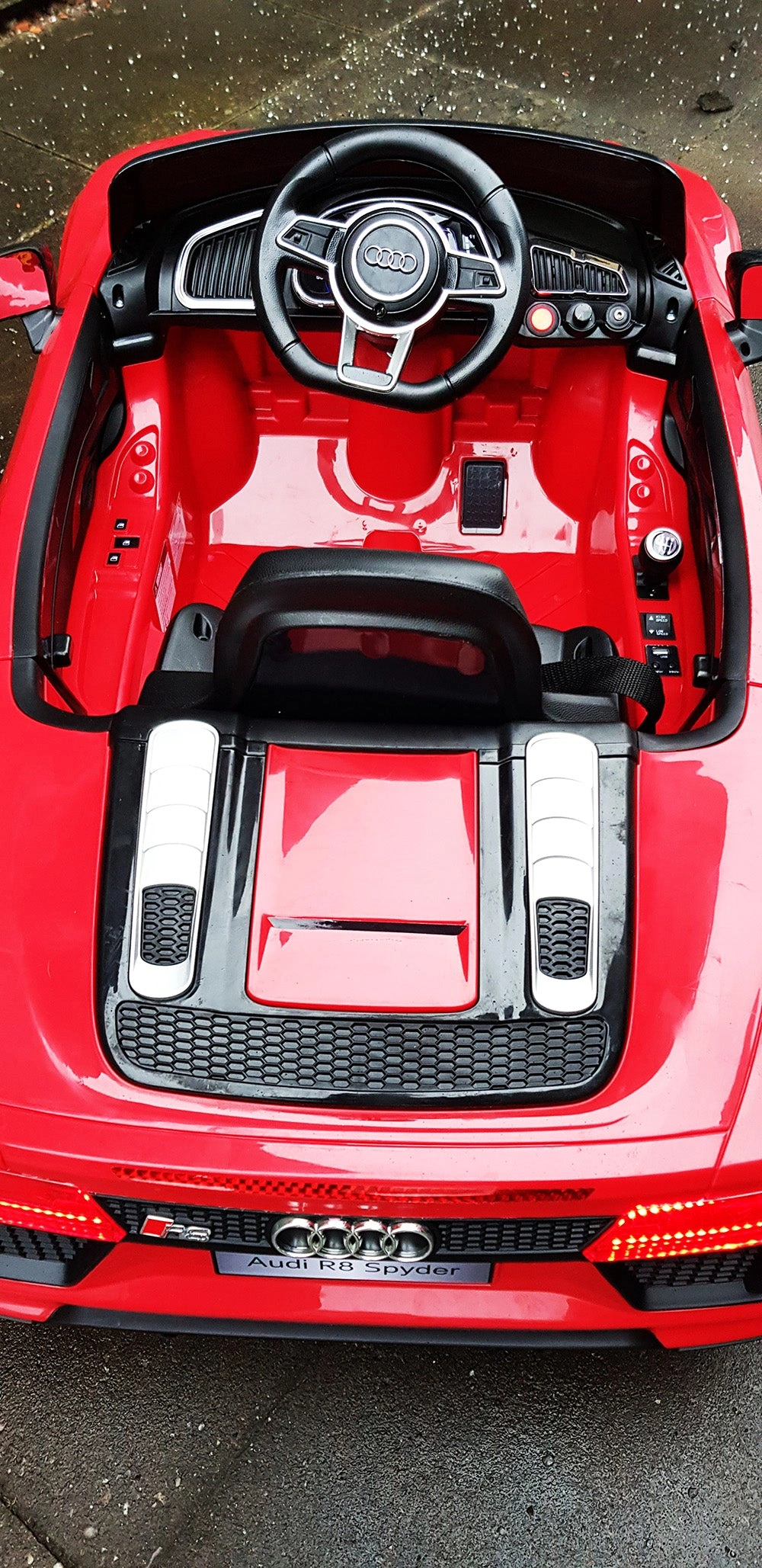 Audi R8 Spyder Kids Ride-On Car: Super Fun 12V Lights & Remote!